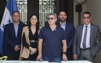 Juan Orlando Hernández brindó una conferencia de prensa frente a su vivienda. (FOTO: Proceso HN)