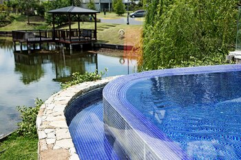 Juan Manuel Selvas: “Definitivamente hay una tendencia al cuidado del medio ambiente tanto en el mantenimiento del agua como en la tecnología que se utiliza para iluminarla. Vamos hacia su máximo aprovechamiento incorporando funcionalidades como la climatización, los jacuzzis, espacios de estar como también realzando su presencia decorativa dentro de la casa (luces, texturas, sonidos, etc)