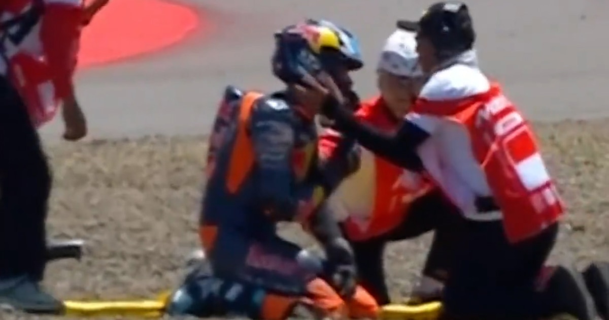 El argentino Valentín Perrone protagonizó un fuerte accidente en Moto3: lo chocó un rival y fue trasladado al hospital