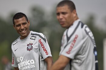 Luis Ramírez entrenando al lado de Ronaldo en Corinthians. - Crédito: Daniel Augusto Jr