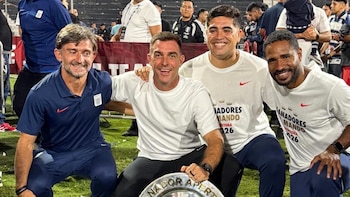 Pablo Guede festejando la coronación del Torneo Apertura 2026 con su cuerpo técnico. - Crédito: Alianza Lima