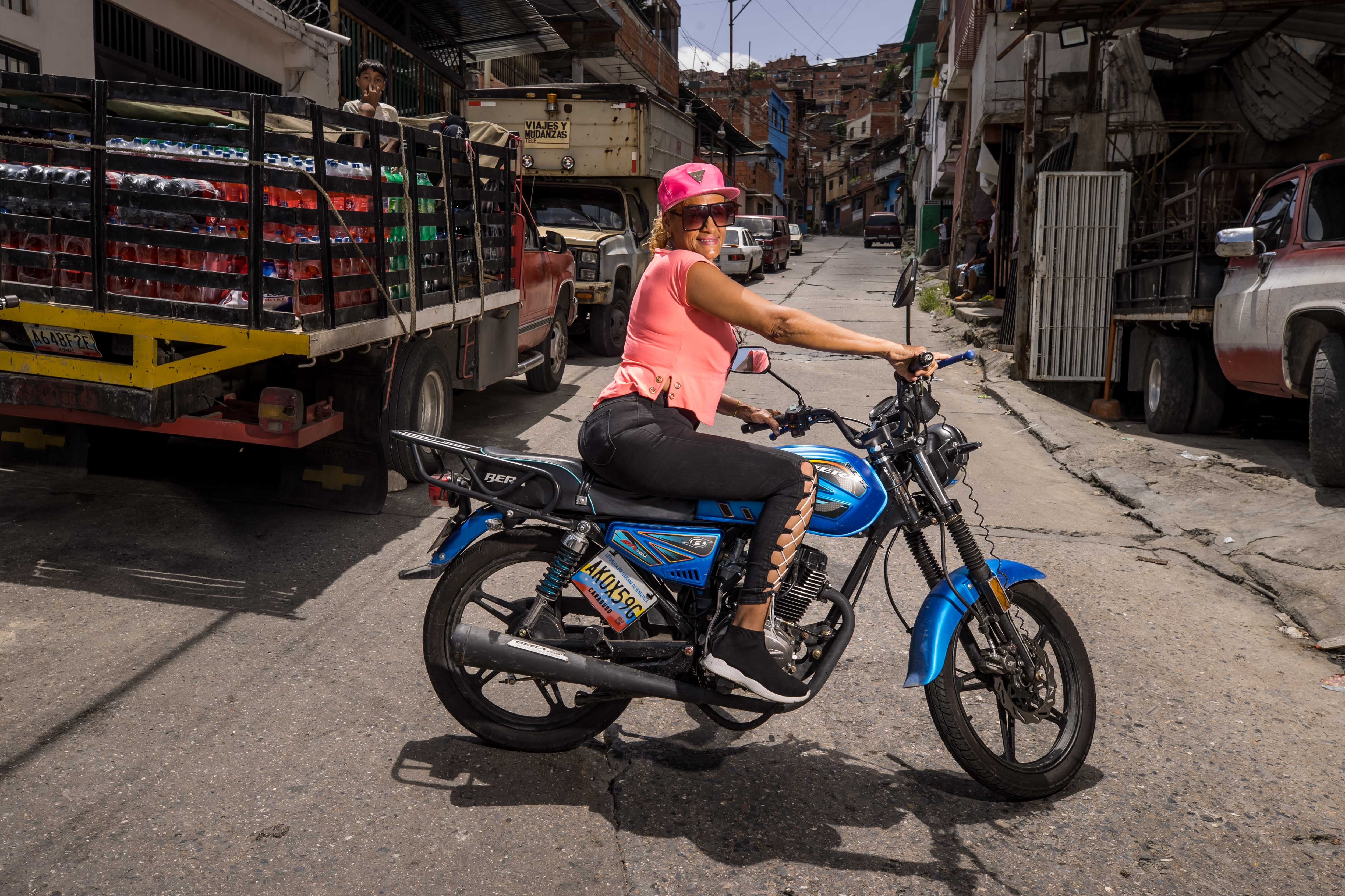 Fotografía del 27 de junio de 2024 de Ninoska Bello posando tras una clase sobre mecánica para motorizadas en Petare, la barriada más grande de Caracas (Venezuela). EFE/ Miguel Gutiérrez