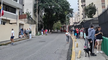 El Consulado en Caracas pide a los ciudadanos españoles que verifiquen el estado de todas las personas de su entorno