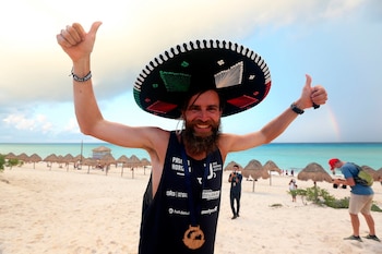 El atleta Jonas Deichmann celebra