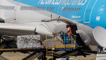 Alta tensión en Argentina ante la eventual privatización de la aerolínea de bandera