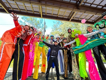 Alcalde Mario Durán Gavidia celebra junto amenizadores del evento (Foto cortesía alcaldía de San Salvador)