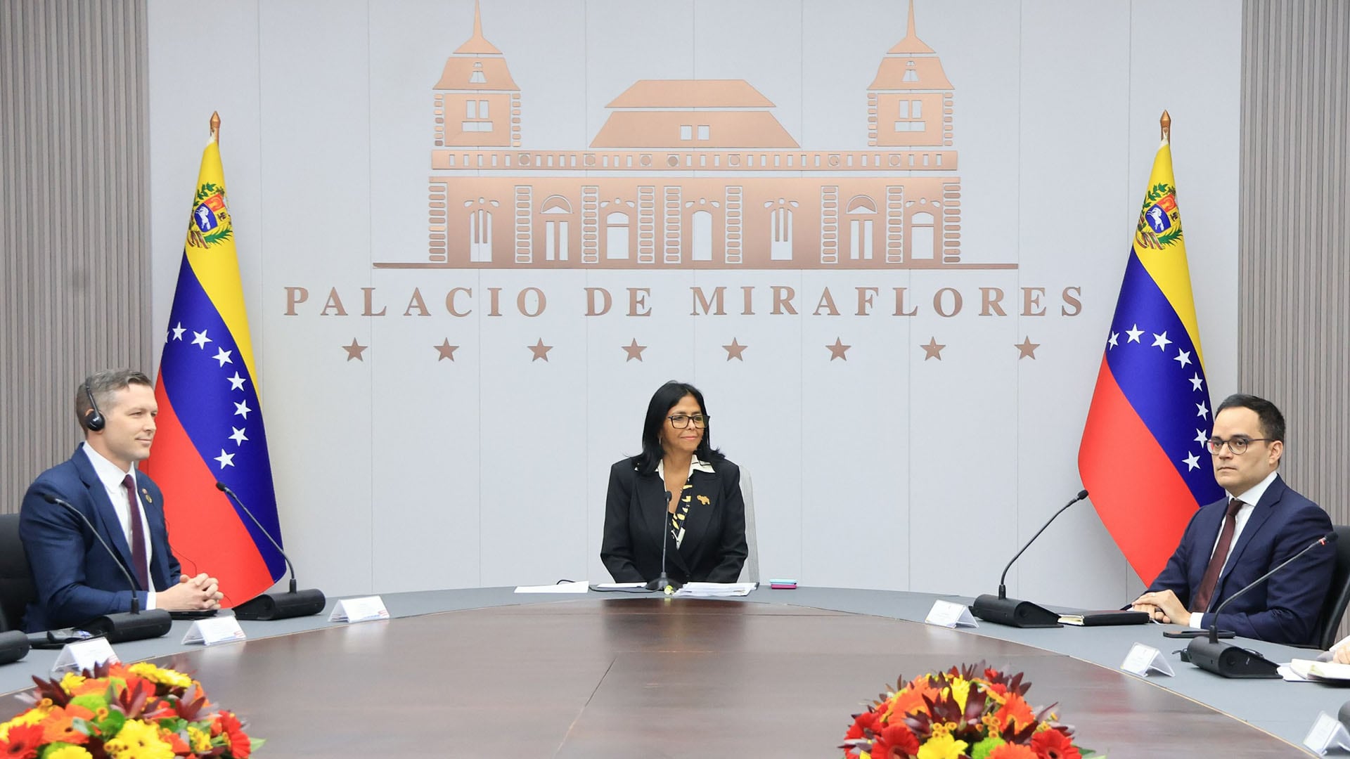 Delcy Rodríguez, vicepresidenta ejecutiva de Venezuela, preside una reunión en el Palacio de Miraflores, en un evento significativo posterior al desmantelamiento del