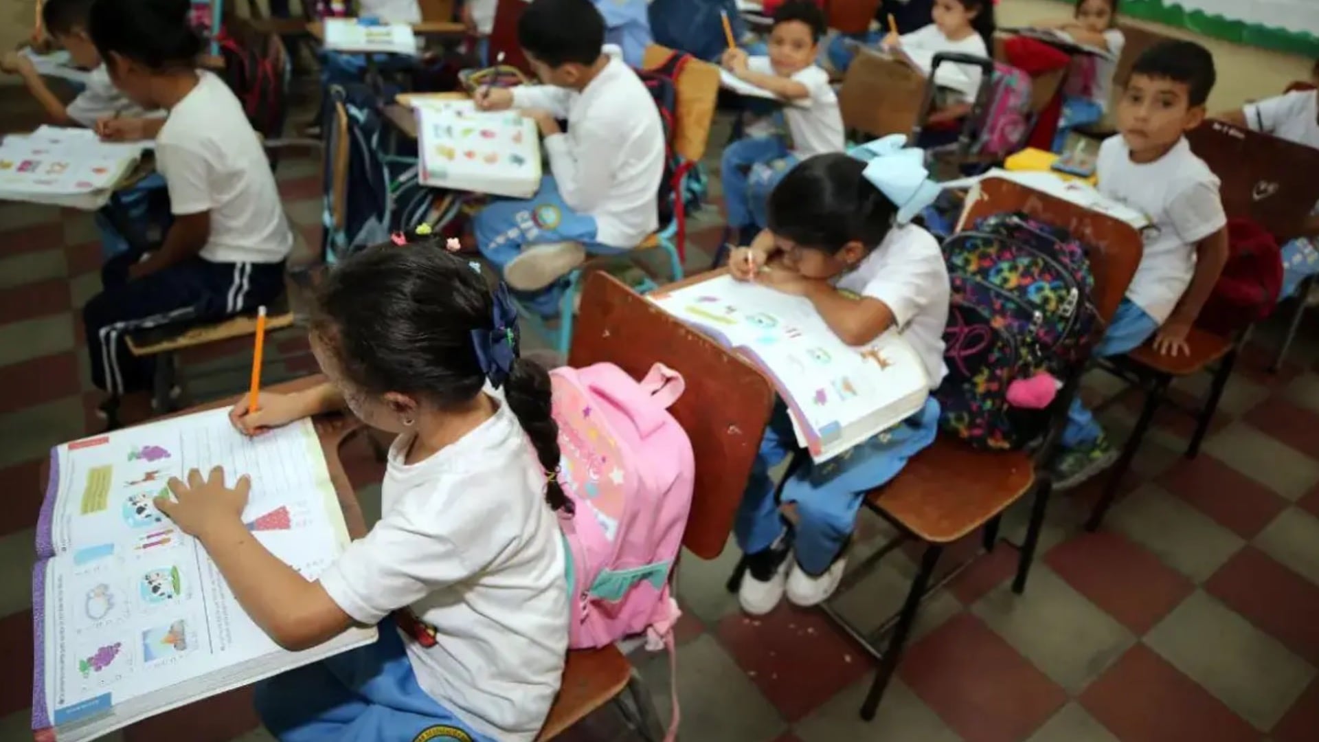 Expertos señalan que la pobreza es uno de los factores que más influye en la deserción escolar. (FOTO: El Heraldo)