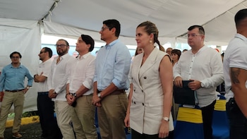 El anuncio llega sobre una provincia que, pese a algunas mejoras estadísticas, sigue siendo la más pobre del país. En la foto la presidenta Laura Fernández, miembros del BCIE e invitados especiales. Foto cortesía.