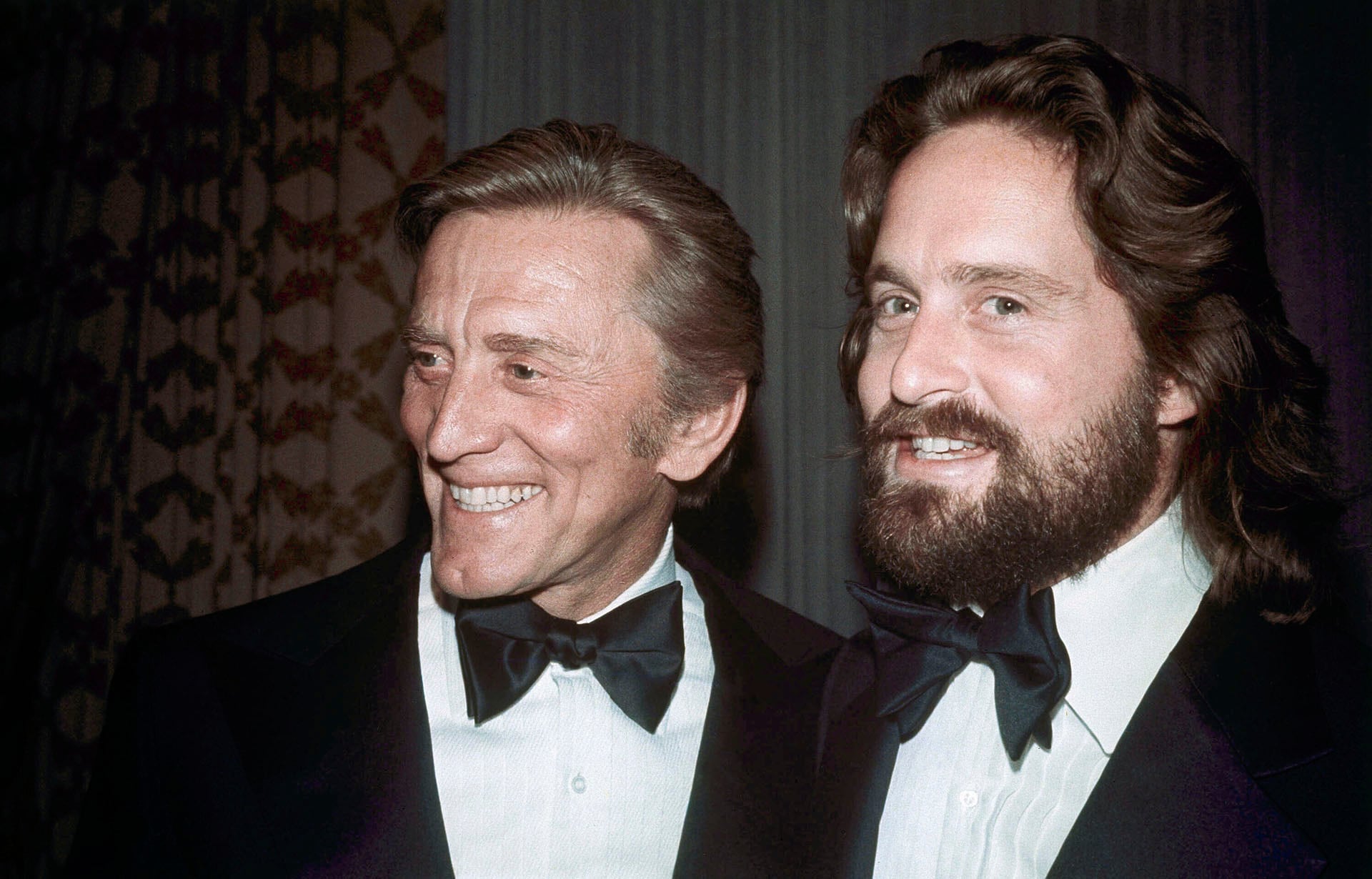 Michael Douglas confesó que utilizó dos maletas regaladas por su padre para transportar marihuana hacia la ciudad de Nueva York. (AP Photo, File)