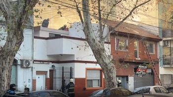 Incendio en una vivienda de Villa Santa Rita: trabajaron bomberos y rescatistas