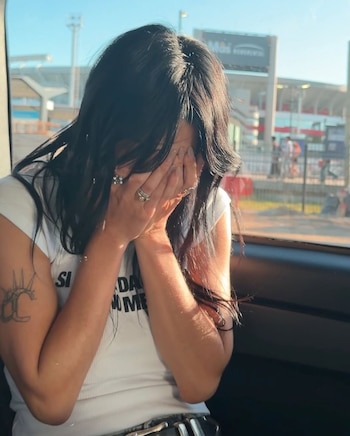 Emocionada, la cantante se cubrió