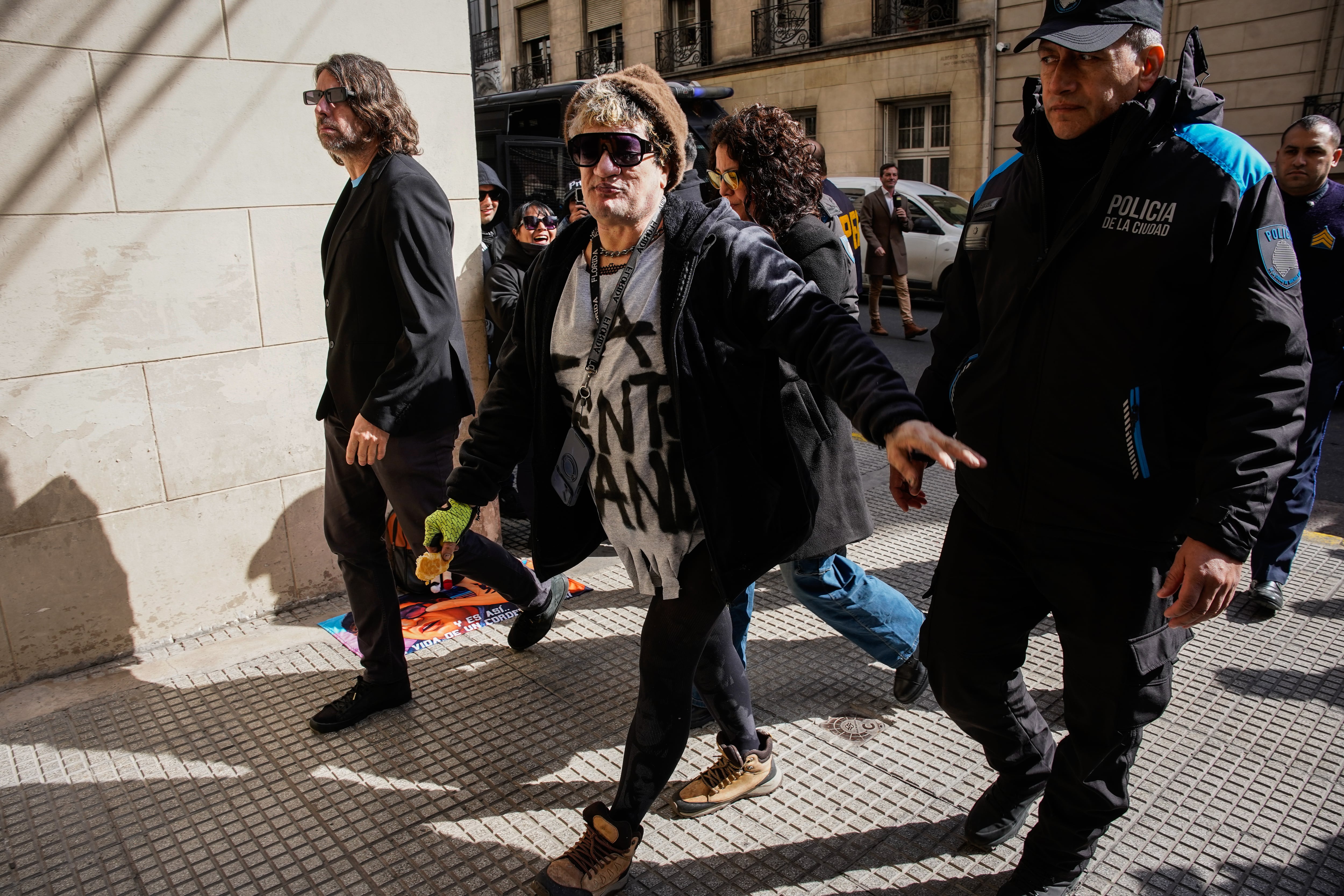 El músico ingresó al tribunal en compañía de su hermana y su mánager, Santiago Ríos (RSFotos)