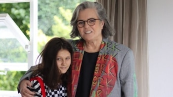 “Llegué a tatuarme la muñeca para no olvidarlo”, afirmó Rosie O’Donnell sobre los pronombres elegidos por su hija Clay