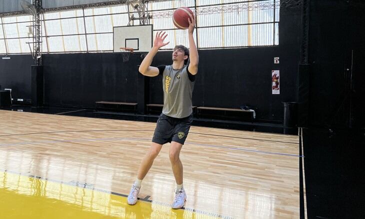 Tomás Chapero, entrenando con Obsras Sanitarias, su equipo en la LIga Nacional (Prensa Obras Sanitarias)