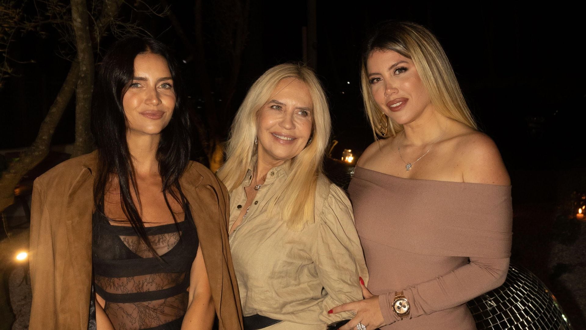 Zaira y Wanda Nara con su mamá, Nora Colosimo durante un verano en Punta del Este (RS Fotos)