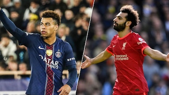 Un montaje fotográfico muestra a Bradley Barcola con camiseta del PSG y Mohamed Salah con camiseta del Liverpool, ambos futbolistas en el campo