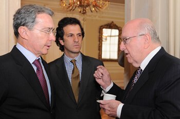 Isaac Gilinski con Álvaro Uribe