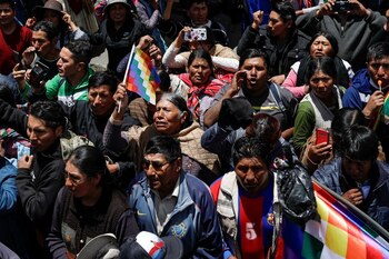 FOTO DE ARCHIVO: Partidarios del