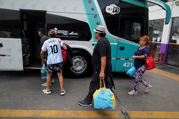 Pasajeros abordan un autobús de