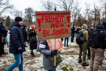 Protestas ayer en Alemania contra las duras meridas frente a la covid. EFE/EPA/CONSTANTIN ZINN