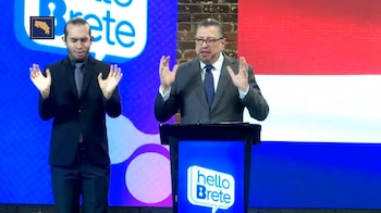 Miles de interesados han superado largamente la oferta tradicional de cupos. La inteligencia artificial y clases en vivo son la nueva apuesta para reducir las diferencias educativas (Captura de pantalla de la transmisión en vivo)