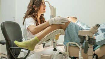 Además del examen clínico por