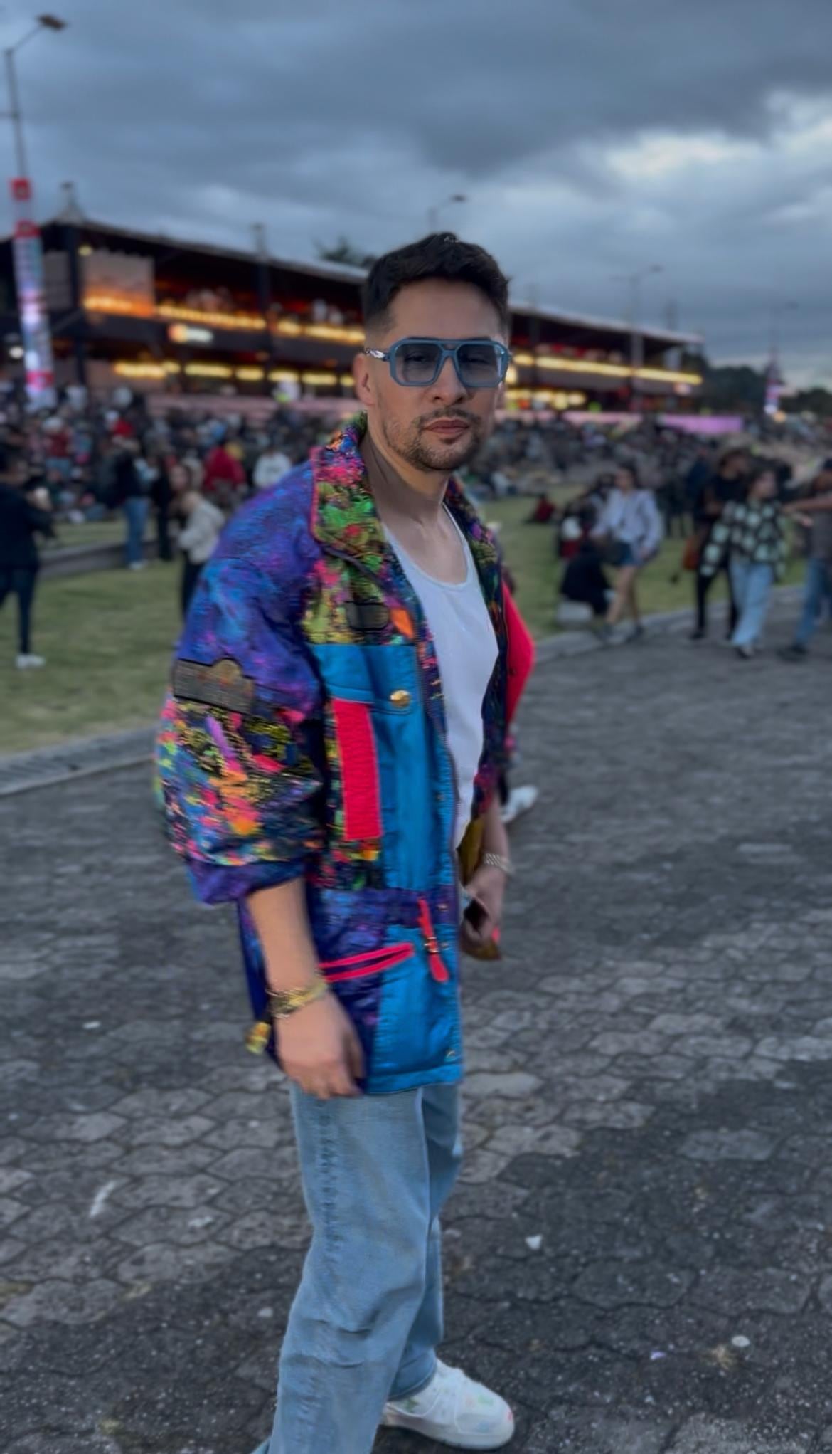 Un asistente al festival de música en el Parque Simón Bolívar, eligió una chaqueta de colores encendidos para complementar su outfit - crédito Infobae Colombia