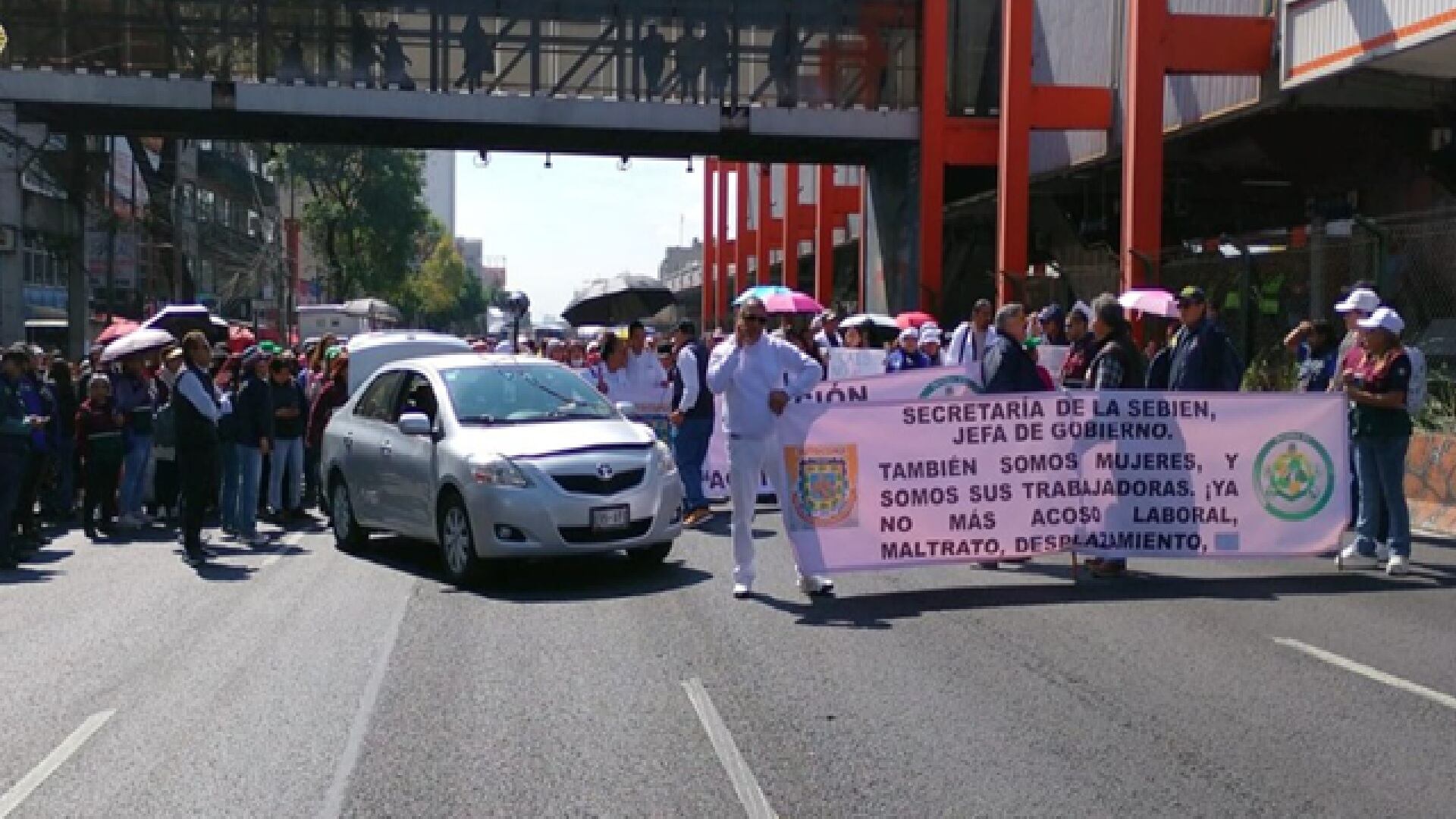 Trabajadores de SEBIEN marchan por Tlalpan rumbo al Zócalo; provocan cierre vial
