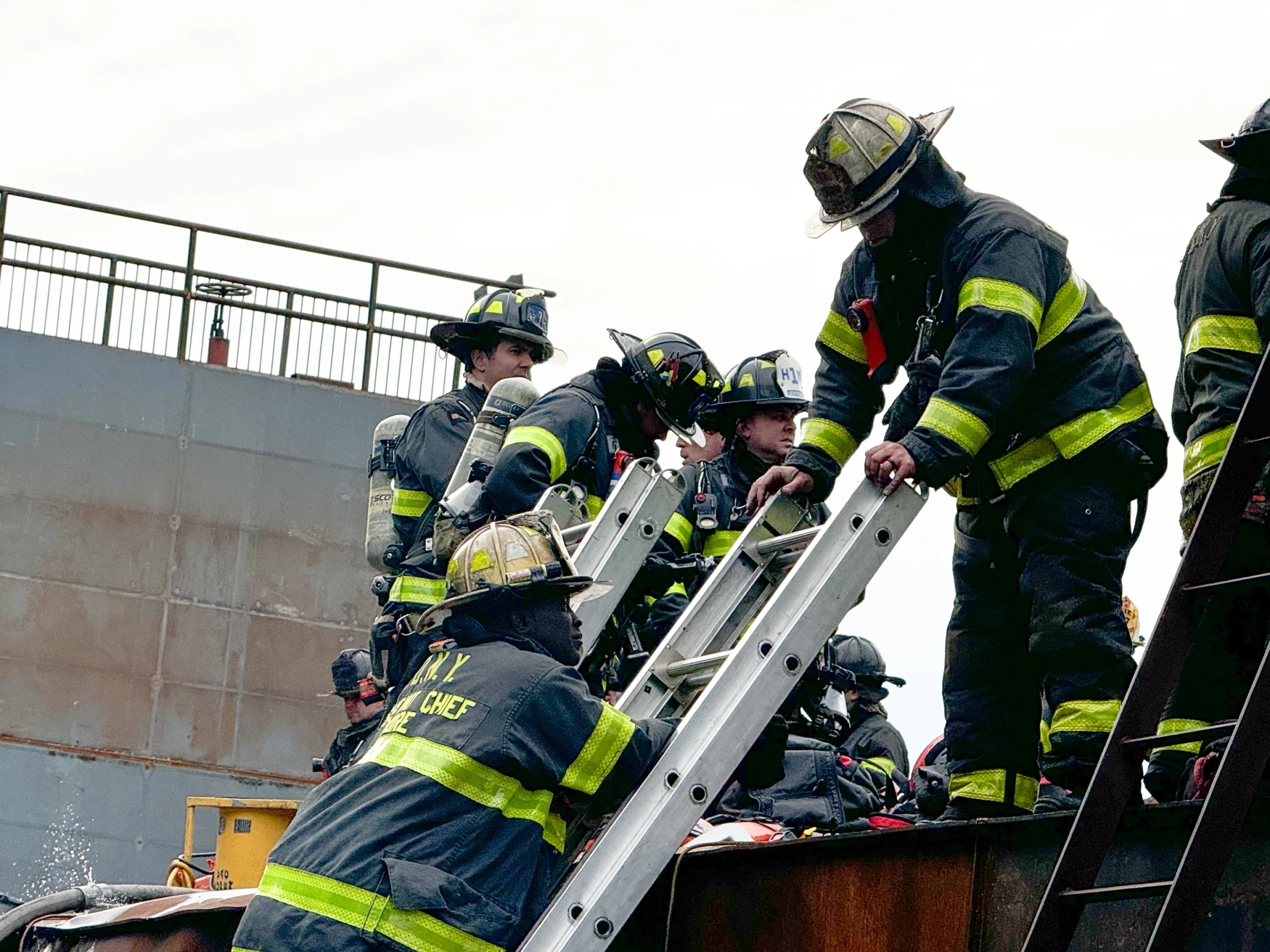 Los bomberos acudieron al lugar alrededor de las 15:30 del viernes tras recibir reportes de incendio, humo denso y dos trabajadores atrapados en un área del subsuelo, explicó Bonsignore. Foto: Associated Press.