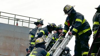 El incendio en un astillero de Nueva York dejó un muerto y más de 30 bomberos heridos