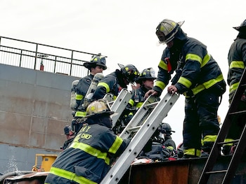 Los bomberos acudieron al lugar alrededor de las 15:30 del viernes tras recibir reportes de incendio, humo denso y dos trabajadores atrapados en un área del subsuelo, explicó Bonsignore. Foto: Associated Press.