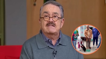 Hombre con bigote y lentes en suéter gris sobre fondo borroso. Recuadro circular con un hombre con bastón, tres personas y un perro pequeño.