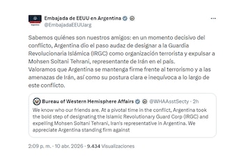 Captura de pantalla de un tuit de la Embajada de EEUU en Argentina, con texto en español elogiando a Argentina y un tuit citado en inglés debajo