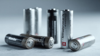 Siembran pilas y baterías desgastadas