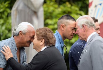 El príncipe Carlos hace el