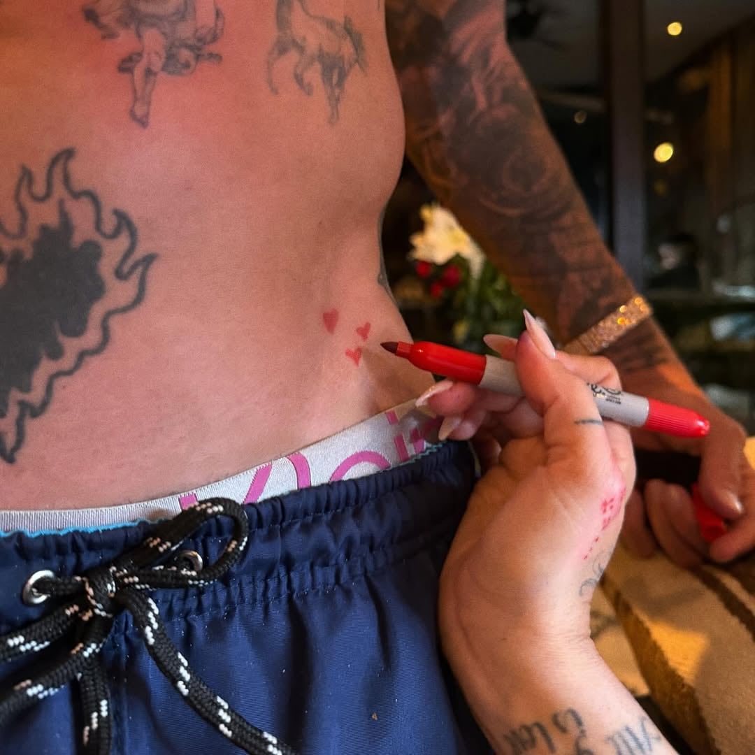 El momento en el que Tini le dibujó los tres corazones que posteriormente el futbolista se tatuó (@rodridepaul)