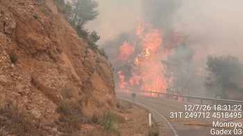 Más de 100 efectivos trabajan en la contención del incendio de Peñarroya de Tastavins (Teruel)