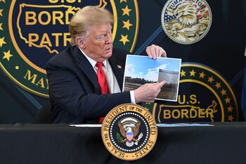 Trump muestra una foto de