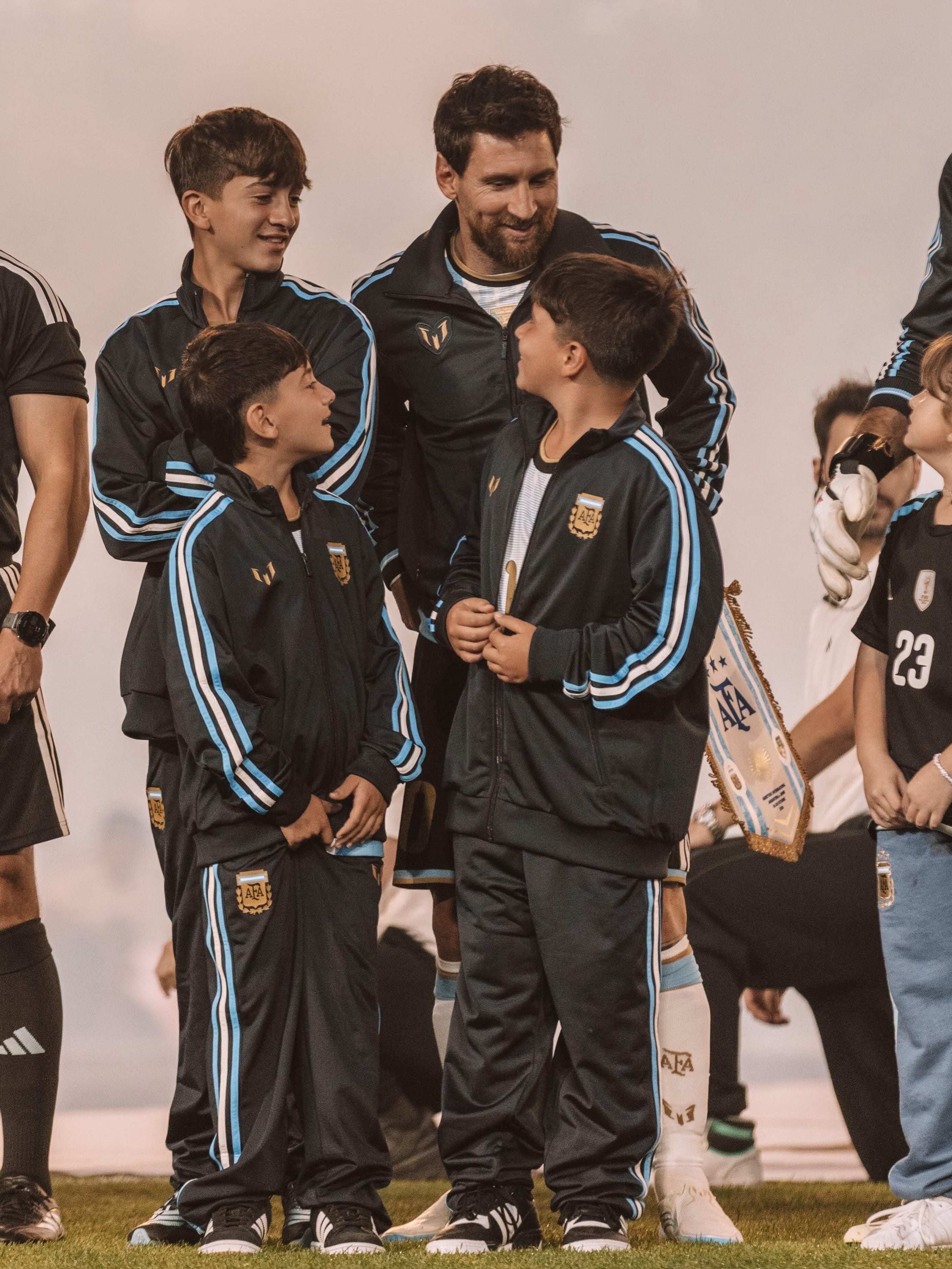 Lionel Messi junto a sus hijos en su despedida de la Selección (Instagram @antoroccuzzo)