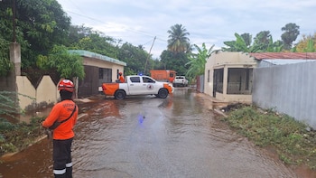 La directora de Indomet, Gloria Ceballos, explicó que dos vaguadas y el arrastre de humedad desde el sur mantendrán el mal tiempo sobre el territorio nacional. (Cortesía: Defensa Civil Dominicana)