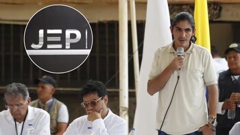 Alias Andrey Avendaño ya no podrá acceder más a los beneficios de la jurisdicción de paz - crédito Ernesto Guzmán/EFE y JEP