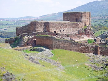 Castillo de Montizón, en Villamanrique, Ciudad Real (web del castillo).
