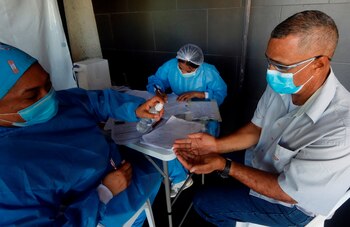 Un hombre se somete a