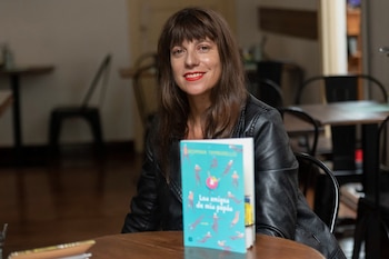 El libro en primer plano: