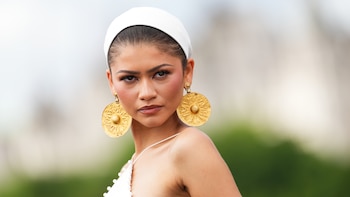 Los aretes de 3.000 años de antigüedad que Zendaya lució en la alfombra roja: la historia detrás de la polémica