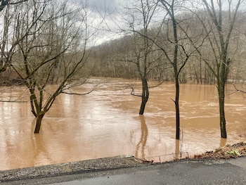 El NWS y la NOAA mantienen un nivel de alerta 3 de 4 en Virginia y Carolina del Norte, con una reducción prevista a nivel 2 a medida que el frente frío avance hacia el sur. (AP Foto/John Raby)
