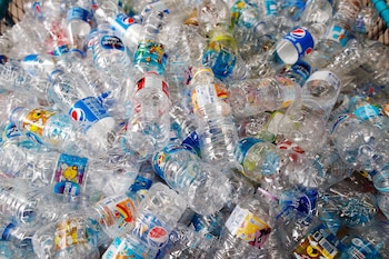 Botellas de plástico. (Rungroj Yongrit/EFE)