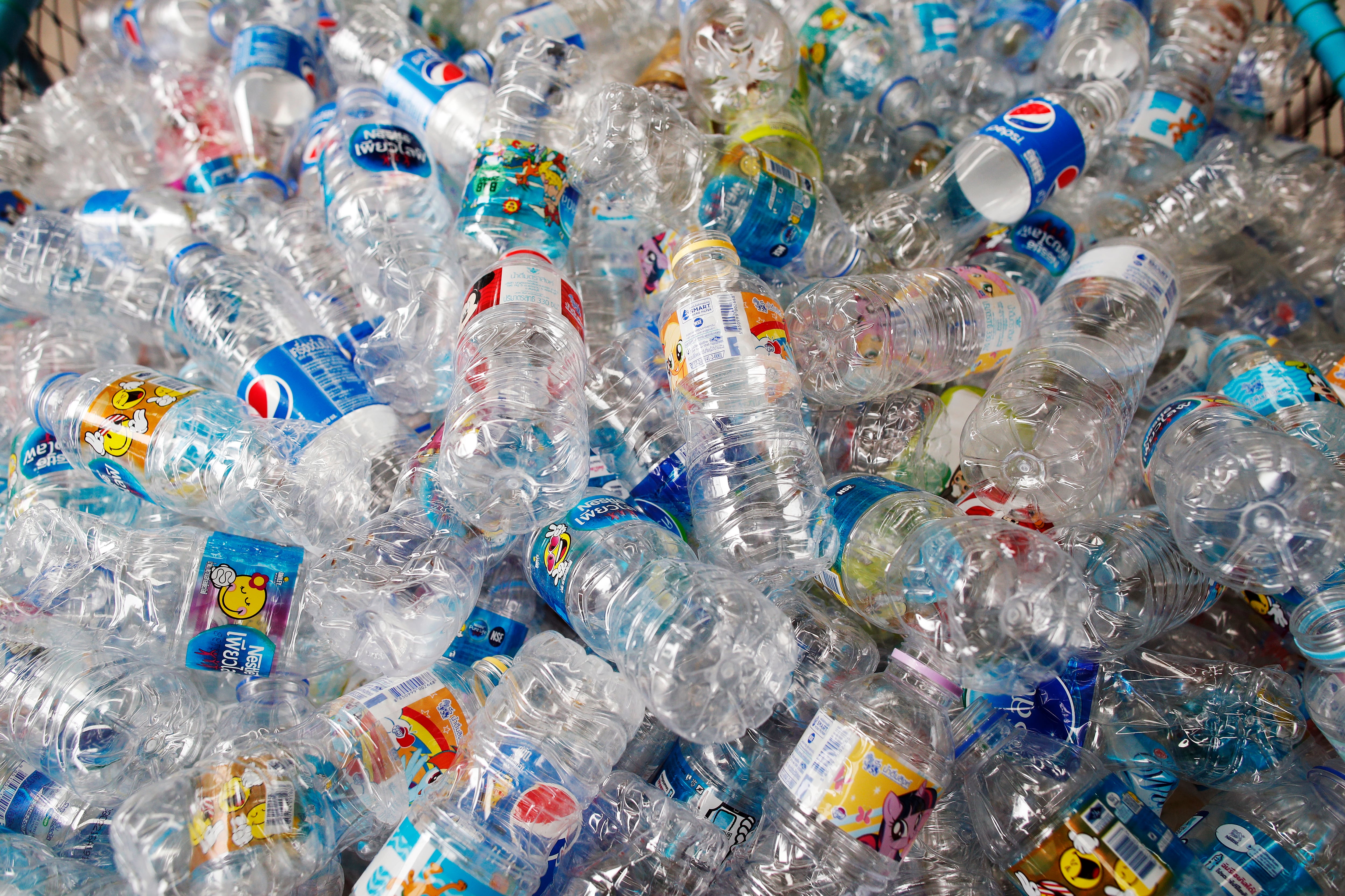Botellas de plástico. (Rungroj Yongrit/EFE)
