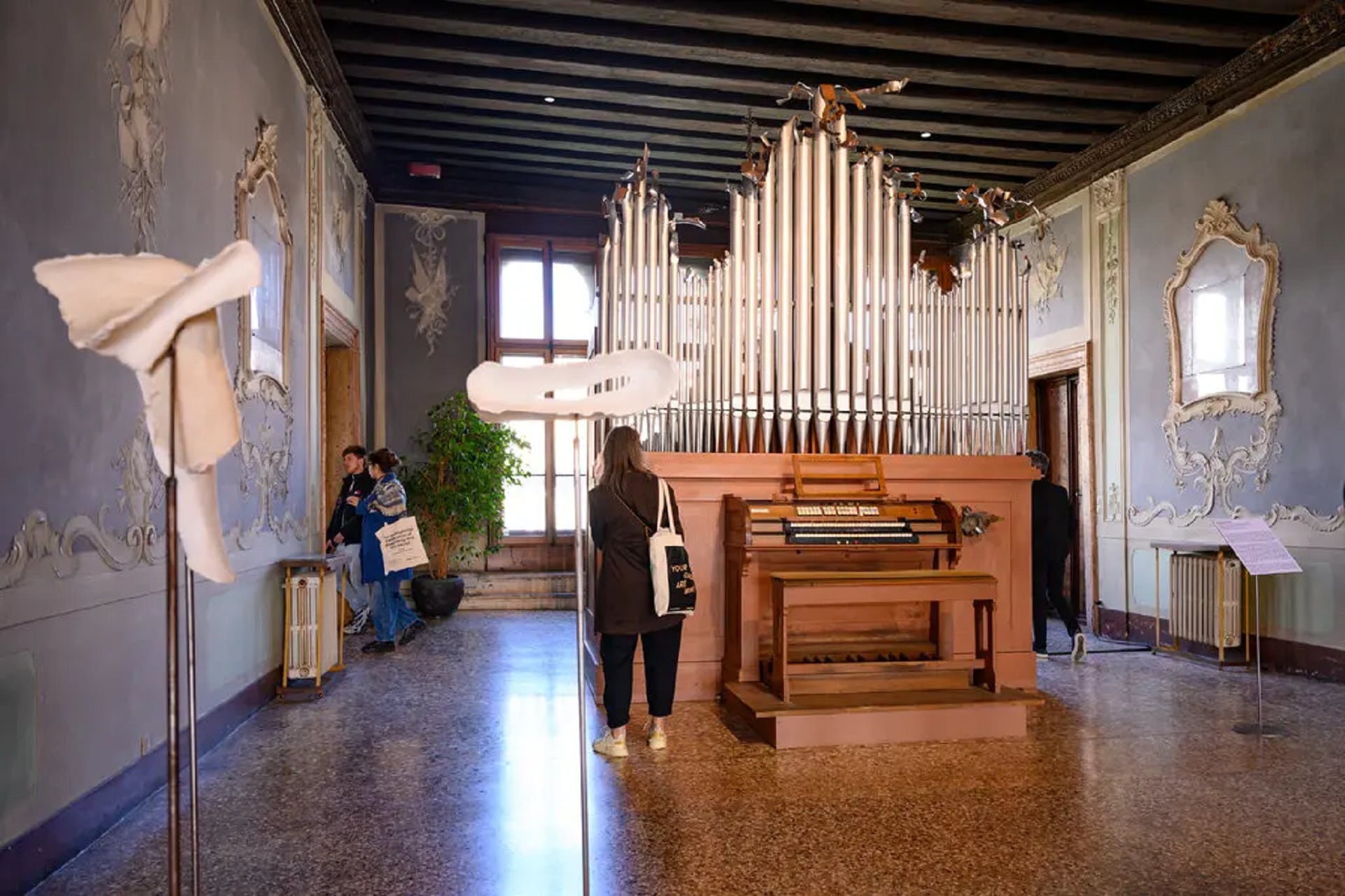 Exposición de la Bienal de Ucrania de 2024. Un curador de su pabellón denunció este año el regreso de Rusia como un ejemplo de su uso del arte “como arma en la guerra de la información” (Foto: Casey Kelbaugh para The New York Times)